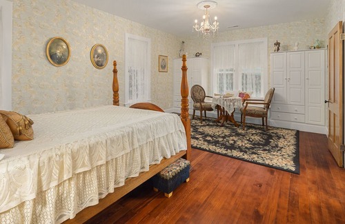 Tillamook Apartment | READ DESCRIPTION-TWO ROOM SUITE ONLY-1890s Victorian-Tillamook-Goodspeed House