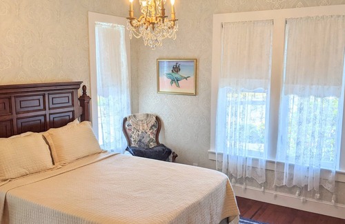 Tillamook Apartment | READ DESCRIPTION-TWO ROOM SUITE ONLY-1890s Victorian-Tillamook-Goodspeed House