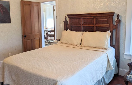 Tillamook Apartment | READ DESCRIPTION-TWO ROOM SUITE ONLY-1890s Victorian-Tillamook-Goodspeed House