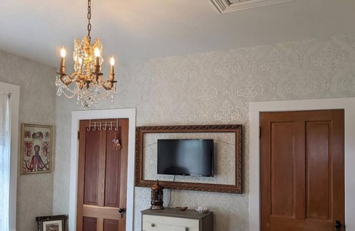 Tillamook Apartment | READ DESCRIPTION-TWO ROOM SUITE ONLY-1890s Victorian-Tillamook-Goodspeed House