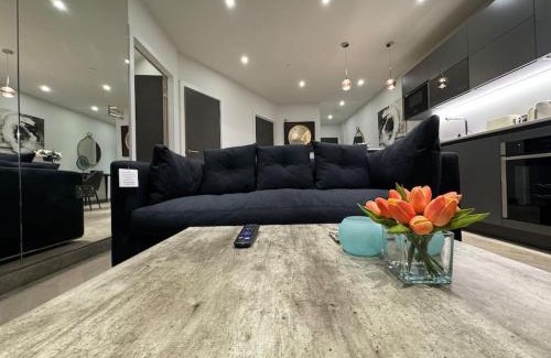 Reading City Centre Apartment | Reading's Lush Haven - 1BR 1BA - CHRL F14