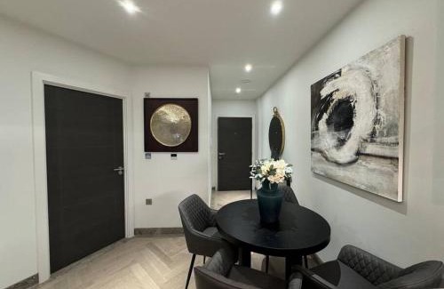 Reading City Centre Apartment | Reading's Lush Haven - 1BR 1BA - CHRL F14