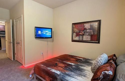 Executive Park Apartment | Ready to Stay & Play! End of Summer get-a-way "Book 4 days get 5th day FREE"