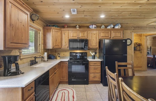 Branson Cedars Cabin | Real Log Cabin-HotTub, Loft, Near Big Cedar, Dog Friendly, Free Daily Attractions Tickets!