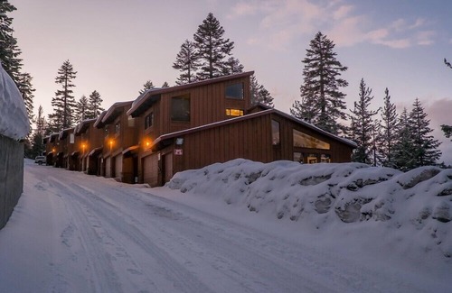 Mammoth Lakes Condo | Real Ski in - Ski Out High on the Mountain Great Views
