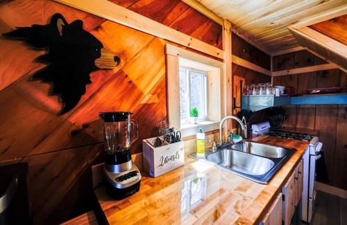 Northeast Somerset Cabin | Rebecca - Cabin 1 · Lawrence's Lakeside Cabins | 'Rebecca' Charming Studio Cabin
