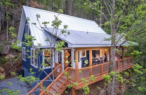 Sylva Cabin | Recently Built Riverfront Cabin on the Tuckasegee minutes away from WCU & Sylva