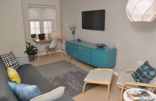 Taunton House | Recently refurbed 2bd house with garden & parking