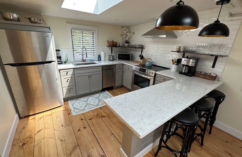 Yachting Village House | Recently Renovated Entire House in Downtown Newport Sleeps 16/Off street parking