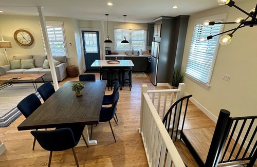 Yachting Village House | Recently Renovated Entire House in Downtown Newport Sleeps 16/Off street parking
