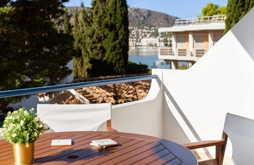 Porto Rafti Apartment | Recently renovated luxury apartment 30m from the beach with a sunny balcony