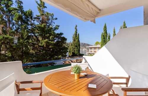 Porto Rafti Apartment | Recently renovated luxury apartment 30m from the beach with a sunny balcony