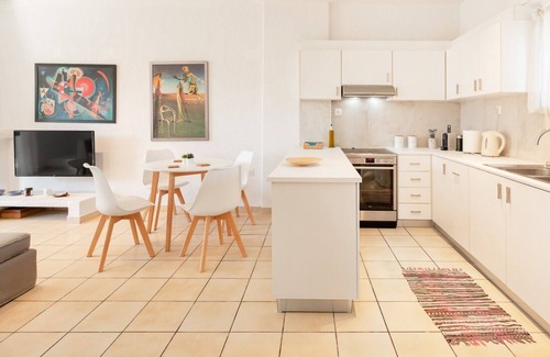 Porto Rafti Apartment | Recently renovated luxury apartment 30m from the beach with a sunny balcony