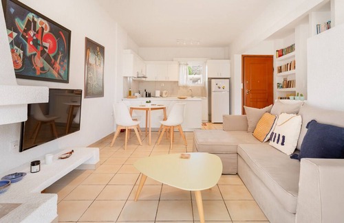 Porto Rafti Apartment | Recently renovated luxury apartment 30m from the beach with a sunny balcony