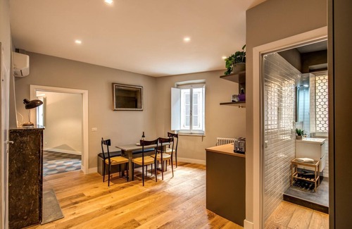 Rione VI Parione Apartment | Recently restructured apartment on Via dei Cappellari, at walking distance from all tourist sites.