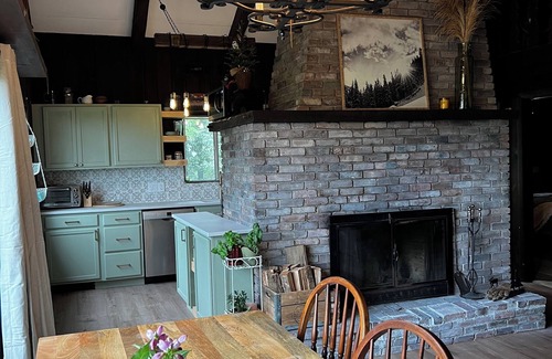 Franconia Ski Chalet | Recently Updated 4 Season Chalet at Cannon Mountain