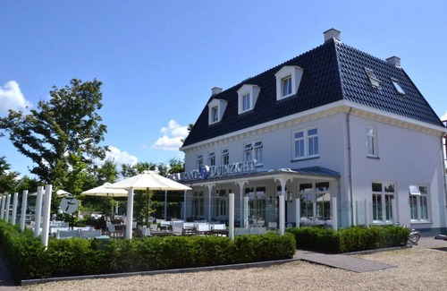 Ouddorp Hotel | Recharge Near the Ocean with Comfort! Free Breakfast, Balcony, Parking!