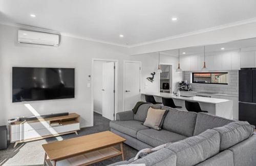 Waihi Beach House | Recline on Leo Summar