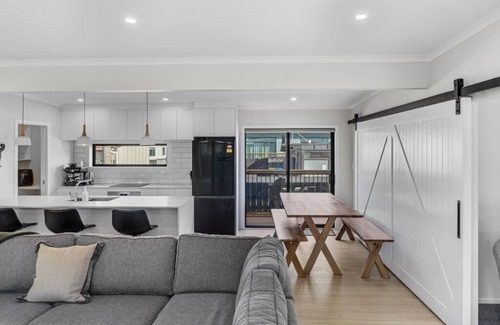 Waihi Beach House | Recline on Leo Summar