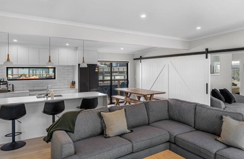 Waihi Beach House | Recline on Leo Summar