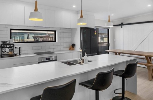 Waihi Beach House | Recline on Leo Summar