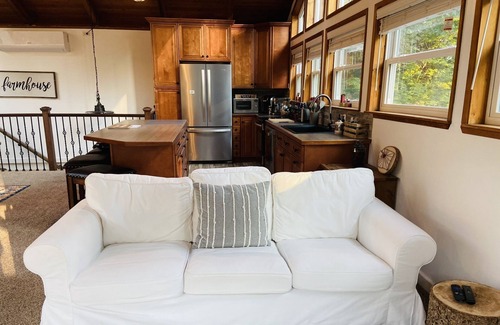 Auburn House | Red Barn Getaway, Mountain View’s with hot tub and firepit and BBQ