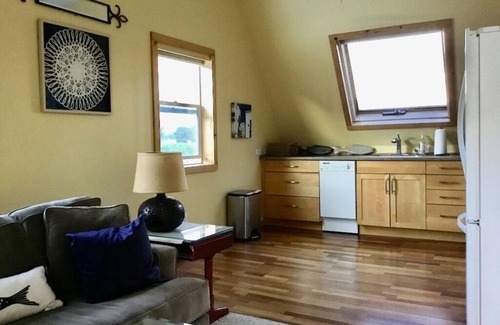 Palisade Apartment | Red Barn Guesthouse with Birdseye View of the Bookcliffs