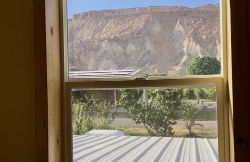 Palisade Apartment | Red Barn Guesthouse with Birdseye View of the Bookcliffs