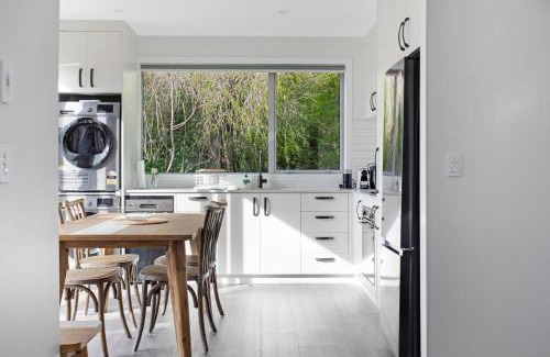 Red Beach House | Red Beach Hideaway with BBQ and Air-con