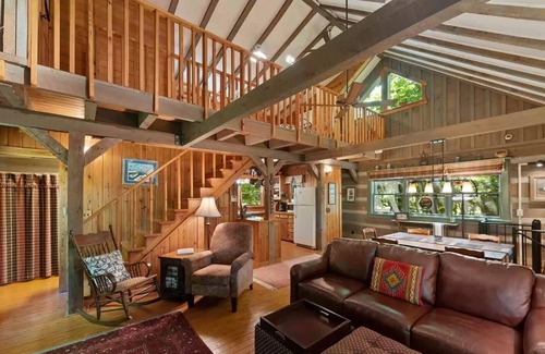 Mentone Cabin | Red Bird Roost - Cozy log cabin on the Brow steps to downtown and Brow Park