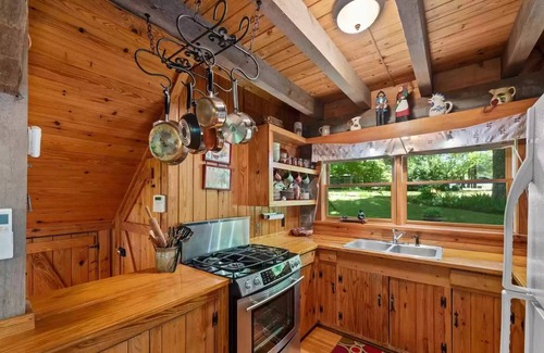 Mentone Cabin | Red Bird Roost - Cozy log cabin on the Brow steps to downtown and Brow Park