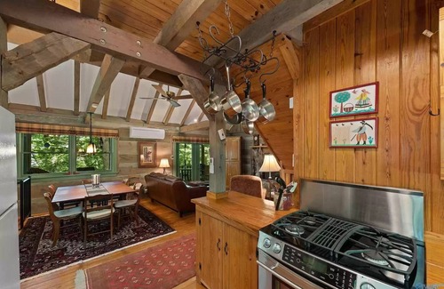 Mentone Cabin | Red Bird Roost - Cozy log cabin on the Brow steps to downtown and Brow Park