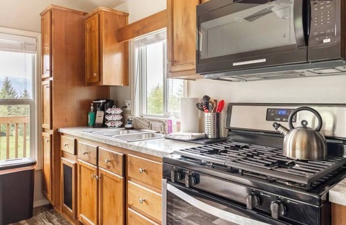Stevenson Cabin | Red Bluff Cabin with Scenic Views at Maple Way Cabins