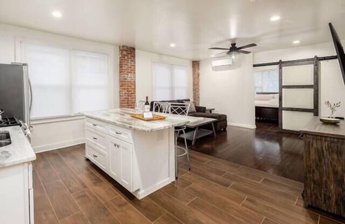 Merion Village Apartment | Red Brick Getaway - Columbus