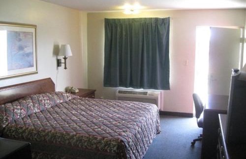Terre Haute Hotel | Red Carpet Inn (formerly Royal Inn)