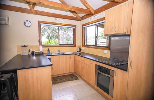 Port Campbell House | Red Cedar Cottage. Coastal retreat- wood fire. GOR