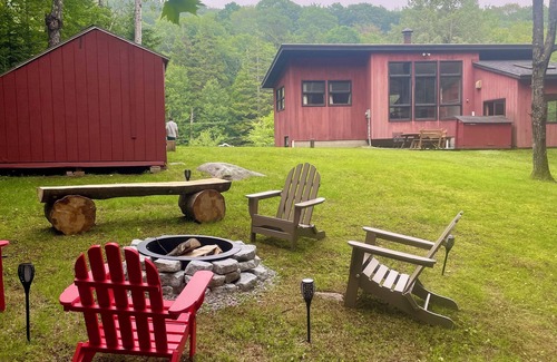 West Dover Ski Chalet | Red Chalet, 5mins to Mt Snow, 15mins to lake, Hottub, Firepit, Fireplace