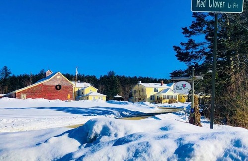 Mendon Apartment | Red Clover Inn 2-story Queen Suite near Killington