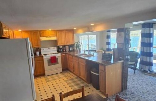 Syracuse Cabin | Red Cottage - Papakeechie - Secluded - Swim - Bonfires - Fish - Relax