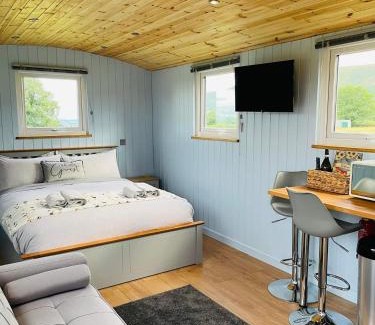 Longtown Apartment | Red darren luxury hut