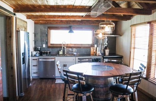 Lorena Cabin | Red Deer Lodge HiBanks Ranch 12 minutes from Magnolia Silos