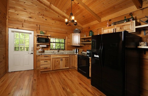 Townsend Cabin | Red Door cabin- romantic getaway near Great Smoky Mountains National Park
