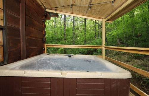 Townsend Cabin | Red Door cabin- romantic getaway near Great Smoky Mountains National Park