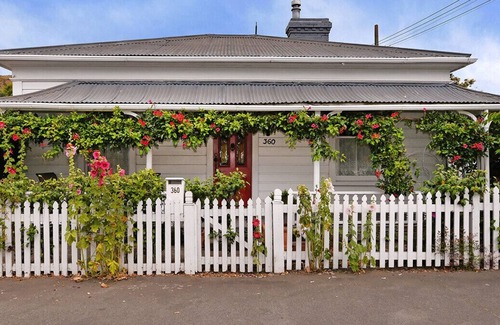 Nelson Cottage | RED DOOR RETREAT - NELSON HOLIDAY HOME, family friendly in Nelson