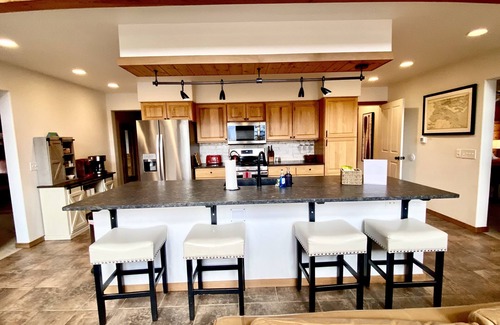 Cle Elum Cabin | Red Fox Luxury Lodge - Gorgeous Views of Lake Cle Elum - Hot Tub - Game Room