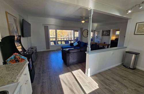 Streetsboro Cabin | Red Fox Run At Heron Hill Retreat Hot Tub on Lake!