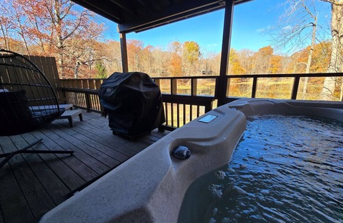 Streetsboro Cabin | Red Fox Run At Heron Hill Retreat Hot Tub on Lake!
