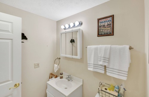 Victor Apartment | Red Fox Run Hideaway (1-Bedroom Apartment) by RedAwning