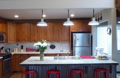 Murphys Cottage | Red Gate Retreat - Nestled In Nature, Walk To Main Street!