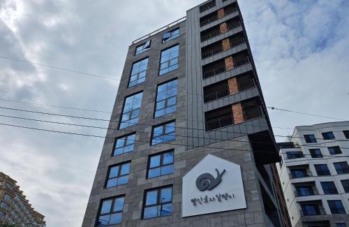 Seogwipo City Hotel | Red Hat Snail